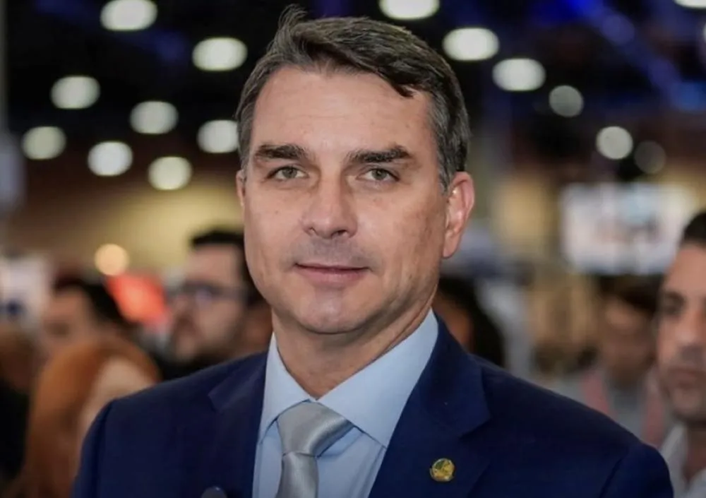 Flávio chega com mulher e filhas aos EUA com apoio das autoridades americanas 